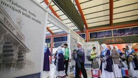 Personel Aviation Security InJourney Airports menyapa calon jemaah haji sebelum memasuki area Makkah Route. (ANTARA FOTO/Muhammad Iqbal)