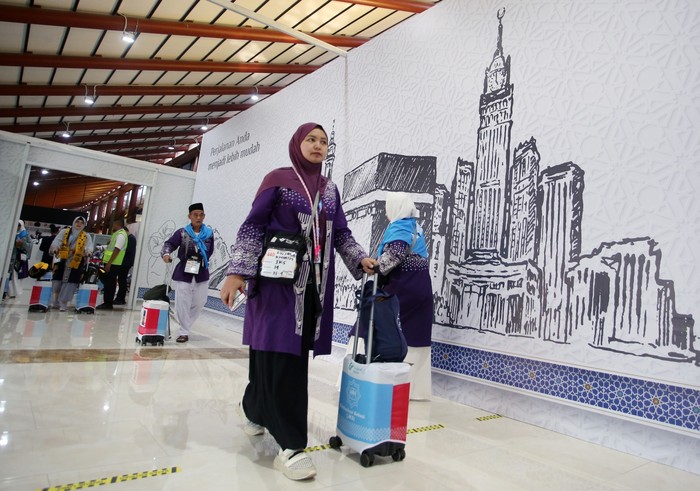 Calon jemaah haji embarkasi JKS kloter 14 pada Kamis (8/05/2025) diberangkatkan ke Tanah Suci melalui Terminal Khusus Haji dan Umrah 2F Bandara Soekarno-Hatta, yang baru diresmikan Presiden Prabowo Subianto.
