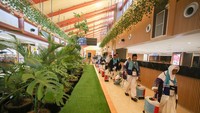 Terminal ini dilengkapi berbagai fasilitas dan ornamen hijau seperti tanaman untuk membuat suasana teduh dan nyaman. Kehadiran layanan Makkah Route yang merupakan layanan keimigrasian Arab Saudi membuat proses keberangkatan jemaah calon haji berjalan lebih cepat tanpa harus melalui proses imigrasi saat tiba di Arab Saudi, karena keimigrasian dilakukan di bandara asal yakni di Bandara Soekarno-Hatta. (Dok. Angkasa Pura Indonesia)