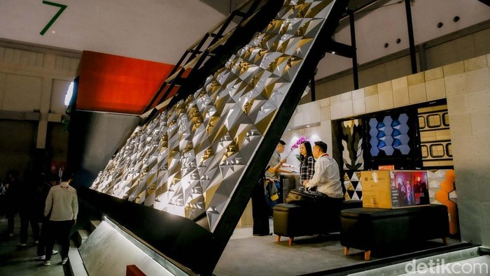 Melihat Pameran Inovasi dan Kolaborasi Arsitek Indonesia di Tangerang Sejumlah pengunjung memadati pameran arsitektur di ICE BSD City, Hall 5–7, Kamis (8/5/2025). ARCH:ID 2025 yang diprakarsai Ikatan Arsitek Indonesia (IAI) kembali digelar untuk edisi kelimanya pada 8–11 Mei 2025.