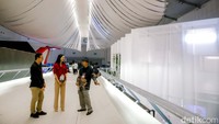 (Ki-ka) General Manager Product Development in-Lite, Fery Darmawan, General Manager Marketing in-Lite, Fransiska Darmawan, dan Lighting Design Director Pavilion95, Agust Danang Ismoyo sedang berfoto bersama pada in-Lite Pavilion di ARCH:ID 2025. Terletak pada area ‘Jembatan Khatulistiwa’, pavilion ini menempati salah satu titik strategis dalam ajang tersebut serta terkoneksi langsung dengan jembatan.