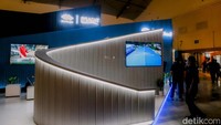 Sejumlah pengunjung mengamati instalasi yang ditampilkan dalam pameran.