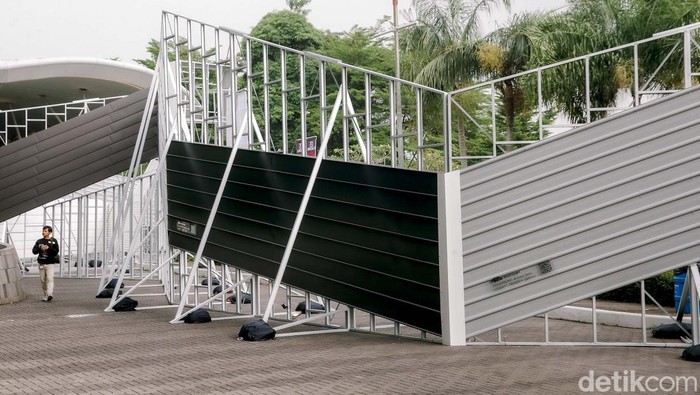 Sejumlah pengunjung memadati pameran arsitektur di ICE BSD City, Hall 5–7, Kamis (8/5/2025). ARCH:ID 2025 yang diprakarsai Ikatan Arsitek Indonesia (IAI) kembali digelar untuk edisi kelimanya pada 8–11 Mei 2025.