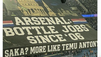 Suporter PSG pun membentangkan banner untuk mengejek Arsenal yang sudah lama tidak mendapat trofi. Foto: X.com