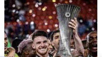 Declan Rice malah mendapat piala di klub sebelumnya, West Ham. Foto: X.com