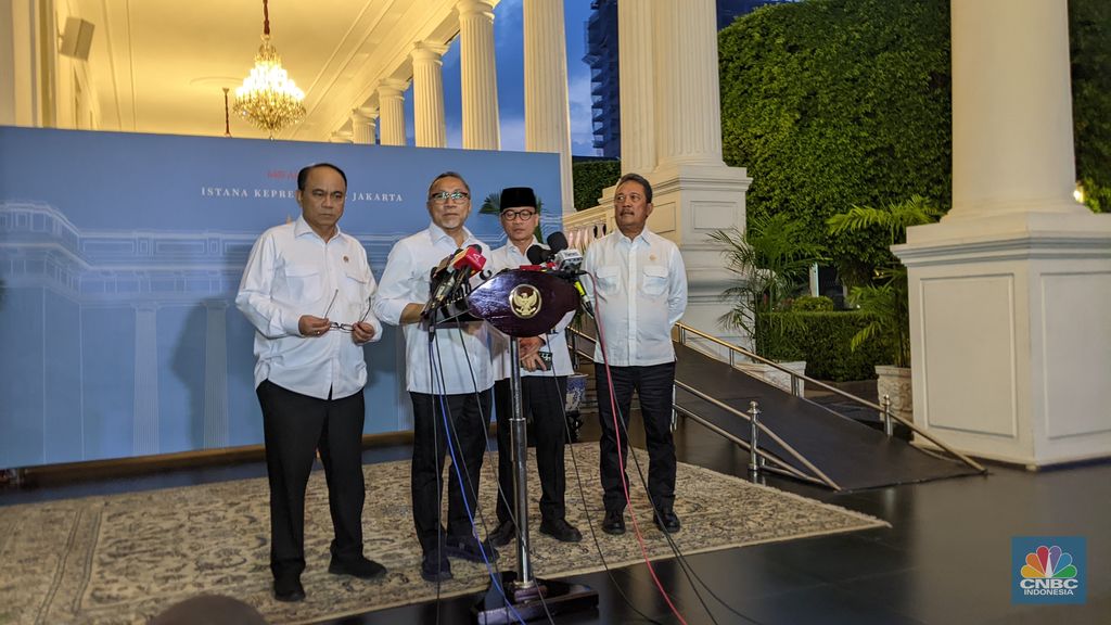 Menteri Koordinator bidang Pangan, Zulkifli Hasan (Zulhas) usai rapat terbatas dengan Presiden Prabowo Subianti, terkait Koperasi Desa Merah Putih, di Istana Kepresidenan, Jakarta, Kamis (8/5/2025). (CNBC Indonesia/Emir Yanwardhana)