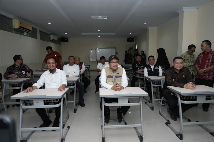 Menteri Sosial Saifullah Yusuf (Gus Ipul) menyampaikan dua lokasi di Makassar siap menjadi tempat penyelenggaraan Sekolah Rakyat untuk anak-anak dari keluarga miskin.