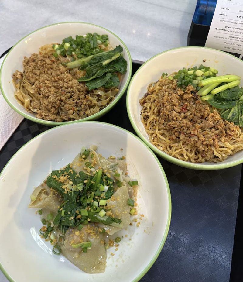 Mie ayam di kawasan apartemen