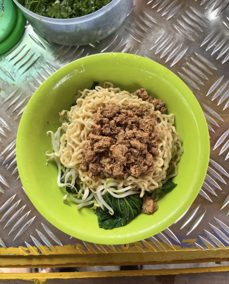 Mie ayam di kawasan apartemen