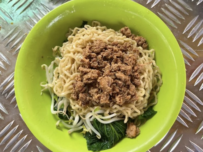 Mie ayam di kawasan apartemen