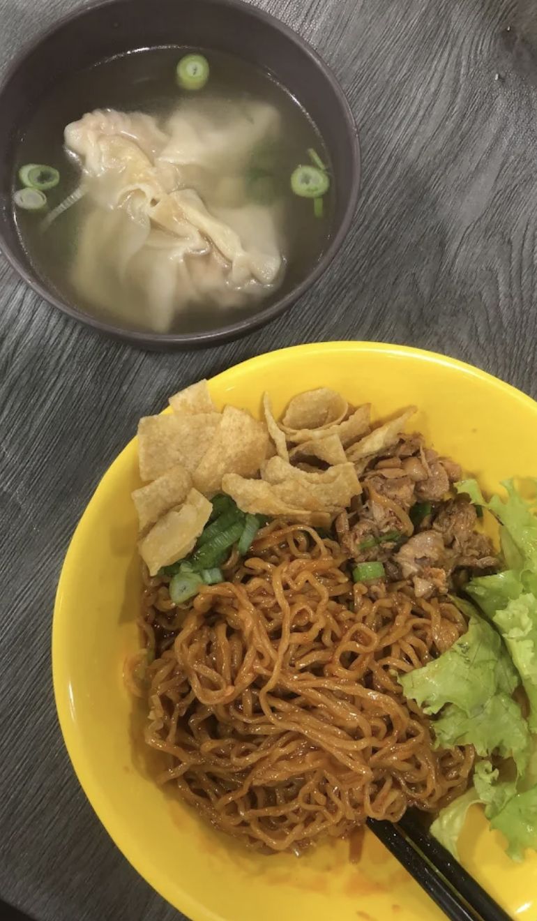 Mie ayam di kawasan apartemen