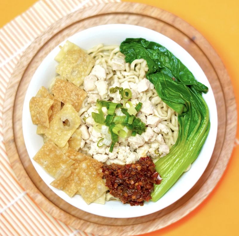 Mie ayam di kawasan apartemen