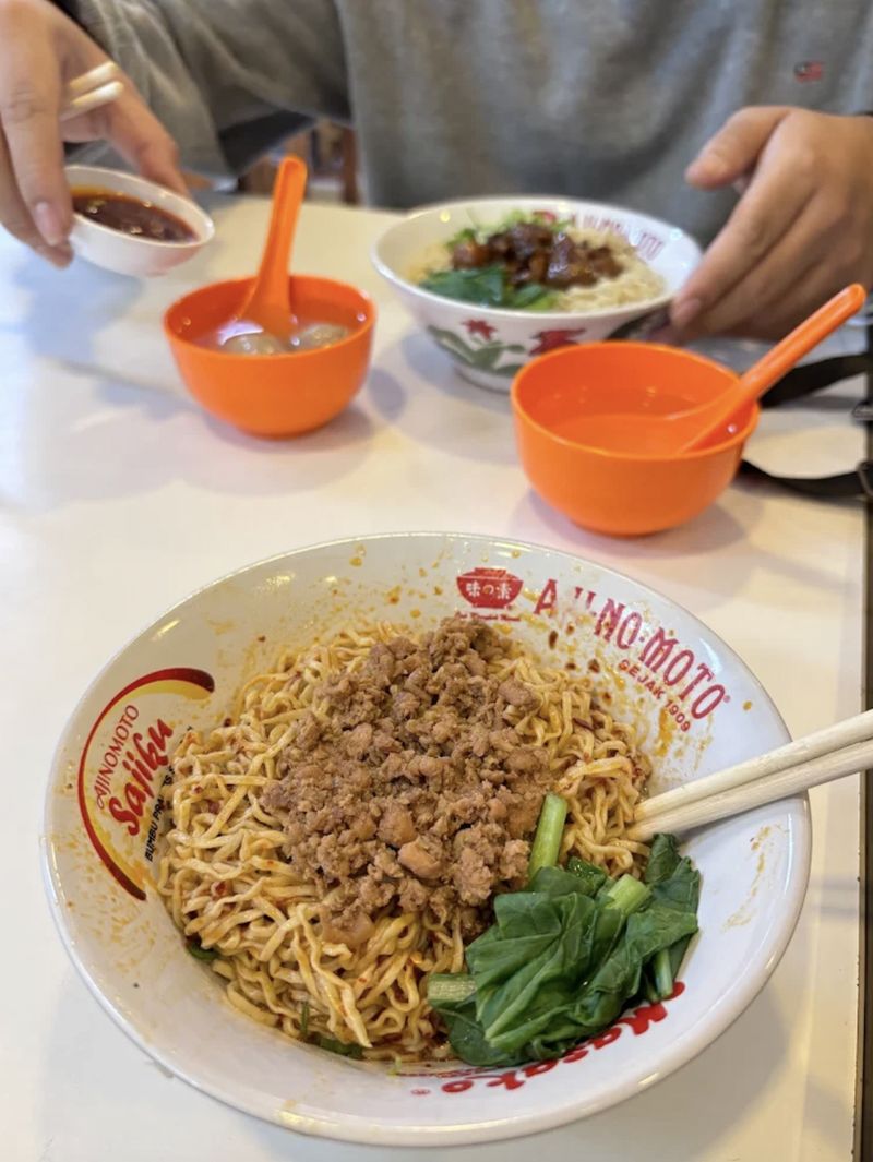 Mie ayam di kawasan apartemen