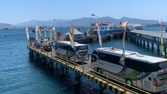 Pelabuhan Ketapang Banyuwangi kembali dibuka usai sementara ditutup akibat cuaca buruk.
