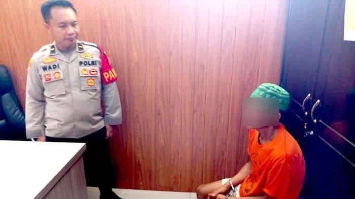 Pelaku AW saat diamankan di Polres PALI