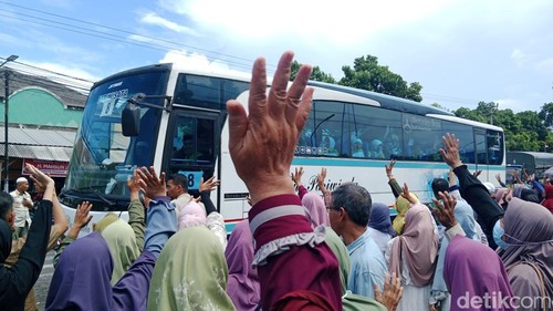 Pelepasan jemaah calon haji di Lombok Timur, NTB, Kamis (8/5/2025).