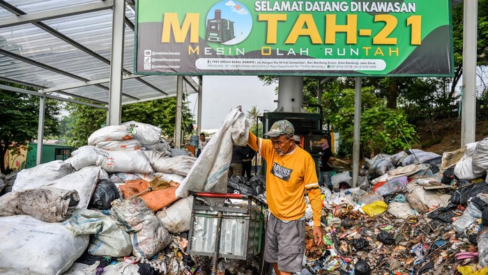 Petugas membuka pintu mesin insinerator untuk memasukkan sampah di TPST Motah Bakul Agamis, Gempolsari, Bandung Kulon, Bandung, Jawa Barat,  Kamis (8/5/2025). Pemerintah Provinsi Jawa Barat menggagas langkah untuk mengatasi krisis sampah terutama di Kota Bandung, salah satunya pembangunan 60 insinerator di berbagai titik kawasan Bandung Raya. ANTARA FOTO/Raisan Al Farisi/wpa.
