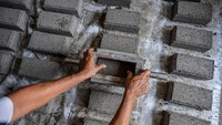 Petugas mencetak batako dari limbah abu dari mesin insinerator.  Pemprov Jabar membangun 60 insinerator, untuk menangani lonjakan sampah di wilayah Bandung Raya.  