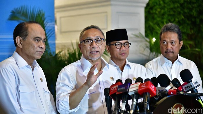 Pemerintah akan membentuk Satgas untuk mempercepat pembentukan Koperasi Desa (Kopdes) Merah Putih. Menko Pangan Zulkifli Hasan (Zulhas) menjadi ketua satgas. (Eva Safitri/detikcom)