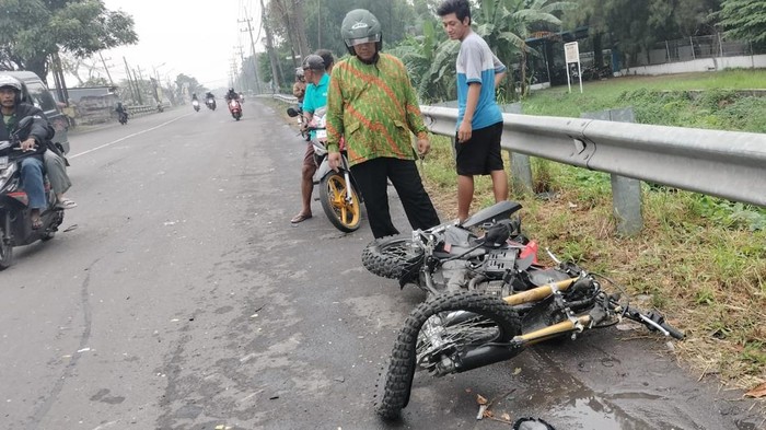 Pemotor tewas usai ditabrak truk hingga masuk sungai di Gresik.