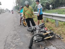 Detik-detik 2 Pemotor Tewas Ditabrak Truk hingga Masuk Sungai di Gresik