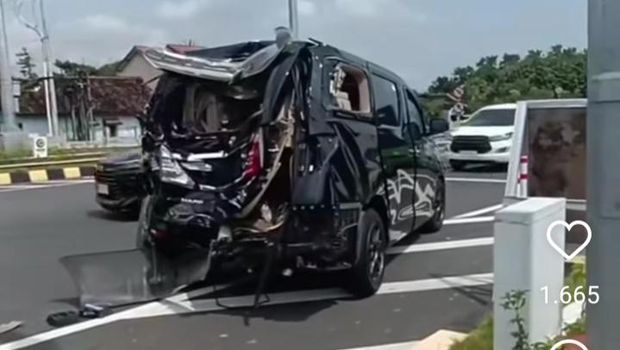 Penampakan Alphard ringsek usai diseruduk bus pengantar haji di Klaten, Kamis (8/5/2025)