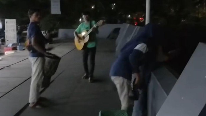 Pengamen bebas berkeliaran di Pantai Losari Makassar meski dijaga Satpol PP.