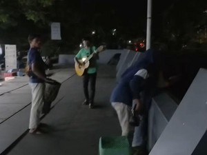 Pengamen Bebas Berkeliaran di Pantai Losari Makassar Dekat Satpol PP Berjaga