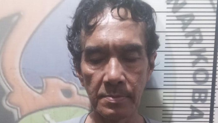 Pengedar narkoba inisial F (51) saat ditangkap polisi.