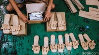 Kedua, telah dihapusbukukan selama lima tahun sejak PP ini berlaku. Ketiga, tidak dijamin oleh asuransi. Keempat, tidak terdapat agunan kredit atau terdapat agunan kredit, tetapi tidak bisa dijual atau telah habis terjual.
