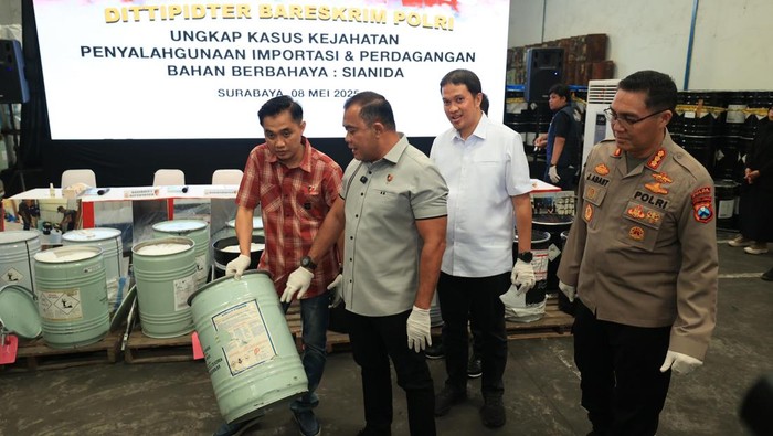 Pengungkapan kasus perdagangan ilegal sianida di Surabaya.