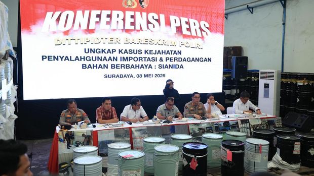 Pengungkapan kasus perdagangan ilegal sianida di Surabaya.