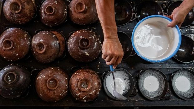 Penjualan Kue Serabi Solo Terdampak Kenaikan Harga Kelapa Pekerja menyelesaikan pembuatan makanan tradisional serabi khas Solo di Notosuman, Serengan, Solo, Jawa Tengah, Rabu (7/5/2025). Menurut pelaku usaha kenaikan harga bahan baku kelapa hingga dua kali lipat berdampak pada kenaikan harga kue serabi yang semula dijual dengan harga Rp2.800 menjadi Rp3 ribu per buah, kenaikan tersebut juga berdampak pada omzet penjualan yang menurun hingga 30 persen per harinya. ANTARA FOTO/Mohammad Ayudha/tom.