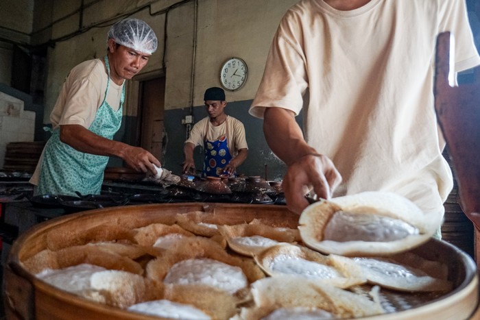 Pekerja menyelesaikan pembuatan makanan tradisional serabi khas Solo di Notosuman, Serengan, Solo, Jawa Tengah, Rabu (7/5/2025). Menurut pelaku usaha kenaikan harga bahan baku kelapa hingga dua kali lipat berdampak pada kenaikan harga kue serabi yang semula dijual dengan harga Rp2.800 menjadi Rp3 ribu per buah, kenaikan tersebut juga berdampak pada omzet penjualan yang menurun hingga 30 persen per harinya. ANTARA FOTO/Mohammad Ayudha/tom.