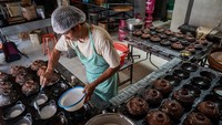 Pekerja menyelesaikan pembuatan makanan tradisional serabi khas Solo di Notosuman, Serengan, Solo, Jawa Tengah, Rabu (7/5/2025).