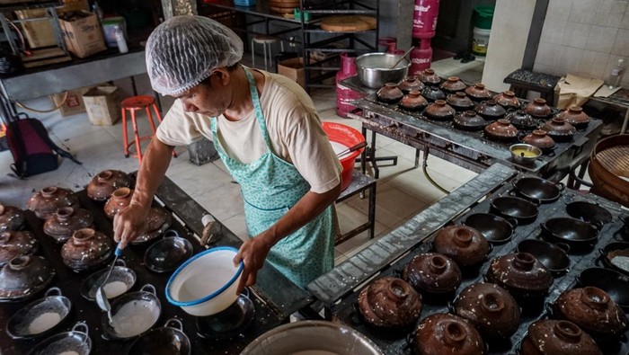 Penjualan Kue Serabi Solo Terdampak Kenaikan Harga Kelapa Pekerja menyelesaikan pembuatan makanan tradisional serabi khas Solo di Notosuman, Serengan, Solo, Jawa Tengah, Rabu (7/5/2025). Menurut pelaku usaha kenaikan harga bahan baku kelapa hingga dua kali lipat berdampak pada kenaikan harga kue serabi yang semula dijual dengan harga Rp2.800 menjadi Rp3 ribu per buah, kenaikan tersebut juga berdampak pada omzet penjualan yang menurun hingga 30 persen per harinya. ANTARA FOTO/Mohammad Ayudha/tom.