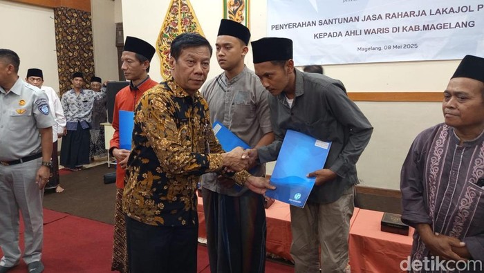 Penyerahan santunan bagi korban meninggal akibat kecelakaan di Kalijambe, Purworejo yang diterima ahli waris di SD Islam Tahfidz Qur’an As Syafi’iyah Mendut Magelang, Kamis (8/5/2025).