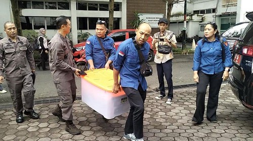 Penyidik Pidsus Kejati NTB membawa berkas setelah menggeledah kantor Biro Perekonomian Setda NTB, Kamis (8/5/2025). (Ahmad Viqi/detikBali)