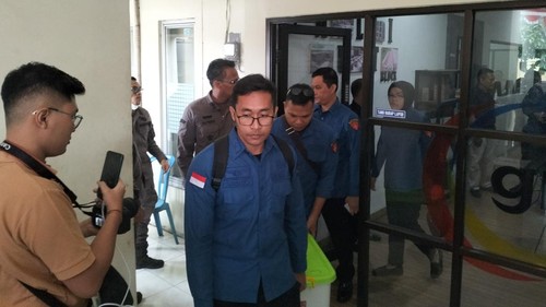 Penyidik Pidsus Kejati NTB membawa satu boks dokumen dari kantor PT GNE di Jalan Selaparang, Mataram, Kamis siang (8/5/2025). (Ahmad Viqi/detikBali)