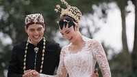 Dari dunia hiburan, kabar bahagia datang dari artis Luna Maya yang resmi menikah dengan aktor Maxime Bouttier pada 7 Mei 2025 di Bali. Kisah cinta pasangan ini mendapat dukungan luas dari warganet dan sempat menjadi perbincangan hangat serta trending di berbagai platform digital. (Foto: Instagram @bouttier_maxime @lunamaya)