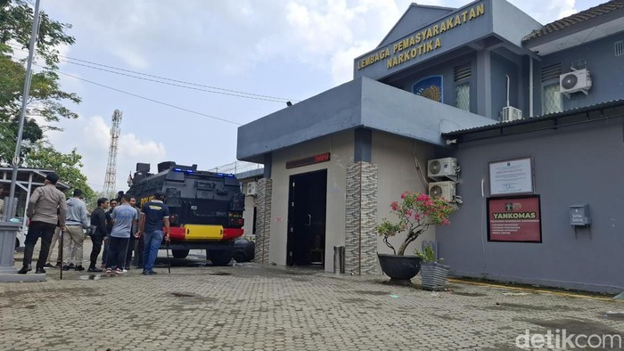 Petugas berjaga di Lapas Kelas IIA Narkotika Muara Beliti usai terjadi kerusuhan