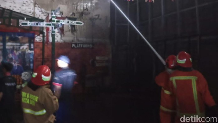 Petugas melakukan pemadaman kebakaran di Museum Angkut Kota Batu