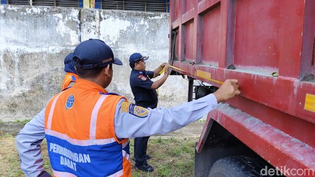 Petugas melakukan pemeriksaan truk dan angkot yang terlibat kecelakaan maut di Purworejo, Kamis (8/5/2025).