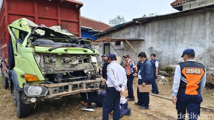Petugas melakukan pemeriksaan truk dan angkot yang terlibat kecelakaan maut di Purworejo, Kamis (8/5/2025).
