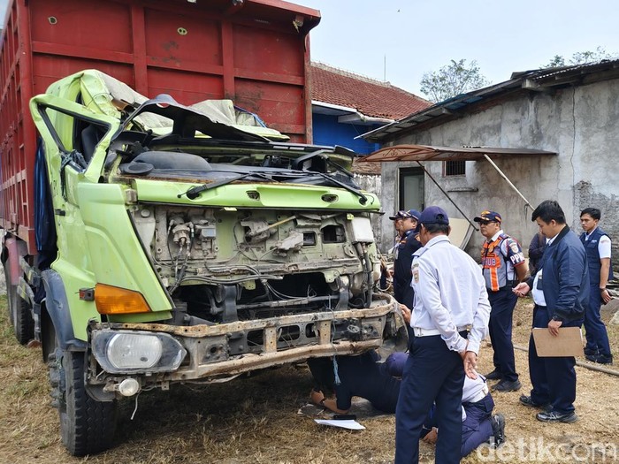Petugas melakukan pemeriksaan truk dan angkot yang terlibat kecelakaan maut di Purworejo, Kamis (8/5/2025).