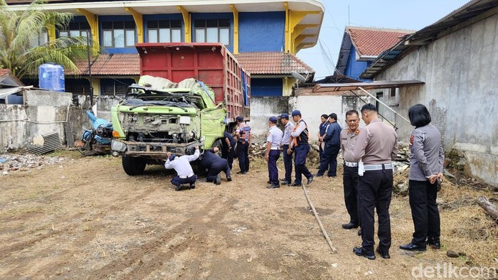 Sopir Truk yang Tabrak Angkot Rombongan Bu Guru SD di Purworejo Meninggal