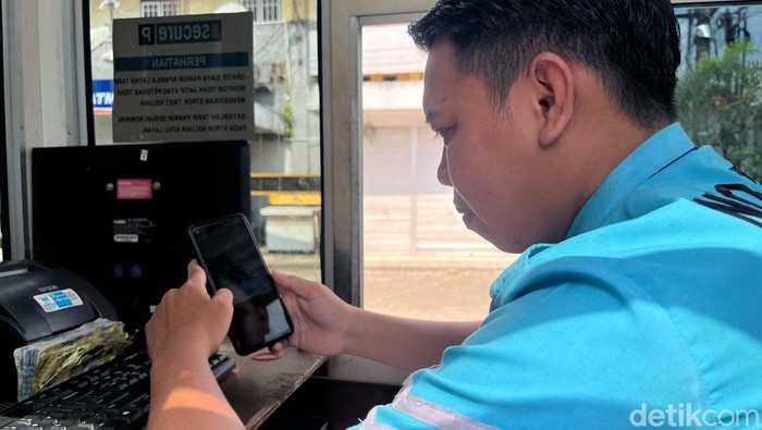 Petugas parkir menunjukan CCTV mobil sejoli di Jambi masuk parkiran swalayan sebelum ditemukan tewas