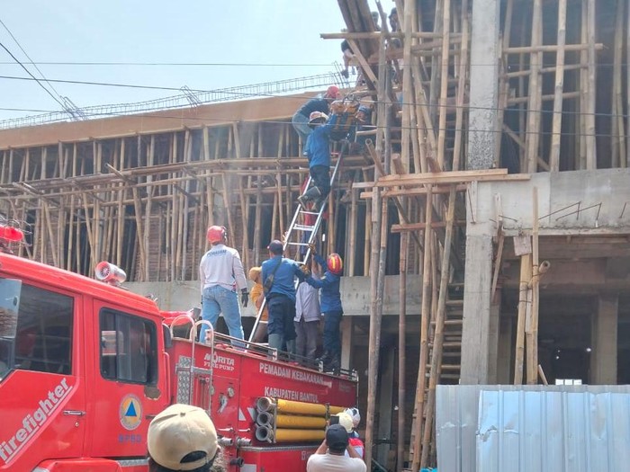 Petugas saat mengevakuasi pekerja bangunan yang tersengat listrik di bangunan lantai 3, Sampangan, Baturetno, Banguntapan, Bantul, Kamis (8/5/2025).