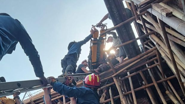 Petugas saat mengevakuasi pekerja bangunan yang tersengat listrik di bangunan lantai 3, Sampangan, Baturetno, Banguntapan, Bantul, Kamis (8/5/2025).