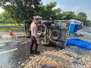 Pikap Muat Udang Terguling di Tol Waru-Sidoarjo, Arus Lalin Macet